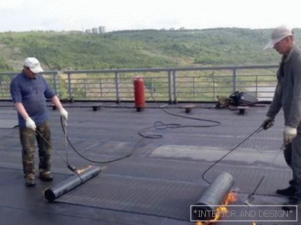 Como colocar material de cobertura no telhado