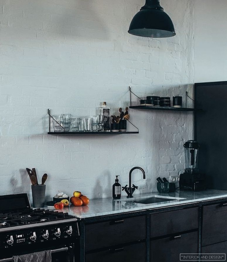 Lâmpadas e torneira na cozinha em preto 1