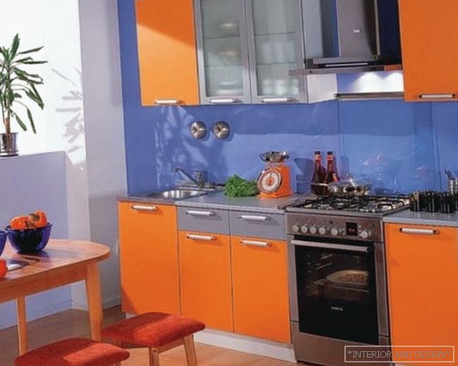 Design de cozinha azul-laranja