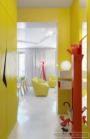 Design de corredor amarelo em um pequeno corredor