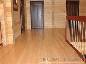 Floorboard no interior de uma casa de madeira