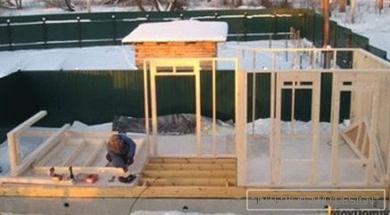 Montando as paredes da estrutura da casa de acordo com a tecnologia finlandesa